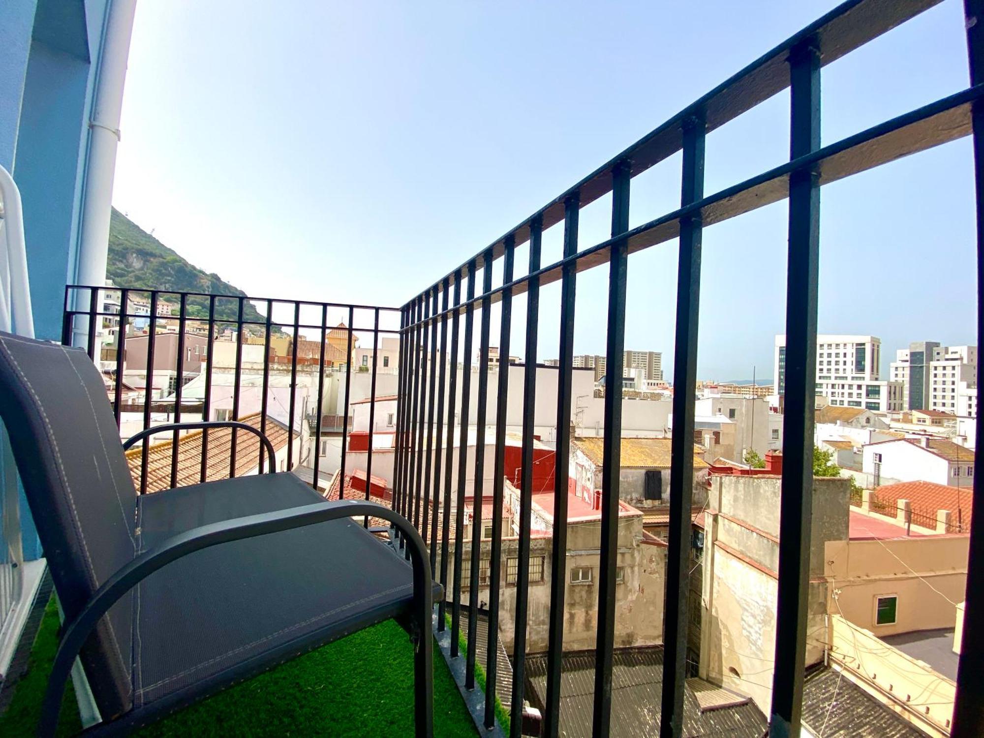 Stunning City Centre Penthouse With Private Balcony - Grand Central House Gibraltar Exterior foto